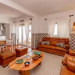 Villa Moradia Sao Joao-spacious Beachfront