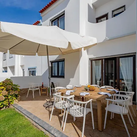 Moradia Sao Joao-spacious Beachfront Vila *