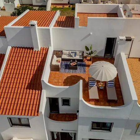 Moradia Sao Joao-spacious Beachfront