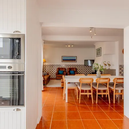 Villa Moradia Sao Joao-spacious Beachfront A dos Cunhados