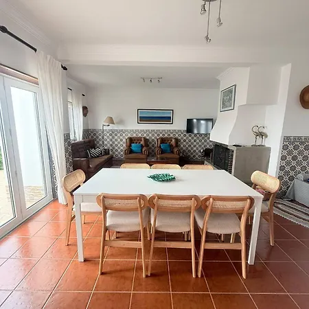 Moradia Sao Joao-spacious Beachfront 빌라