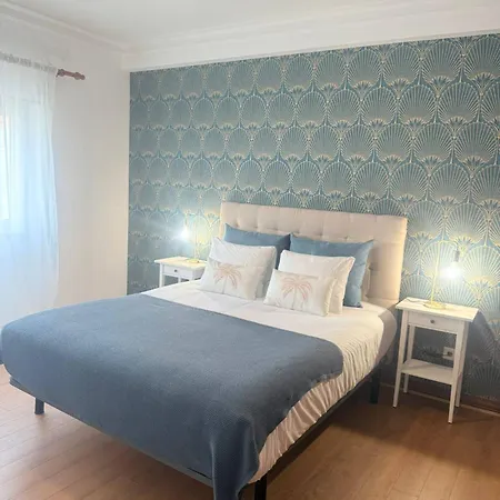 Moradia Sao Joao-spacious Beachfront Vila