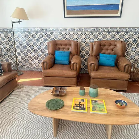 Moradia Sao Joao-spacious Beachfront Vila