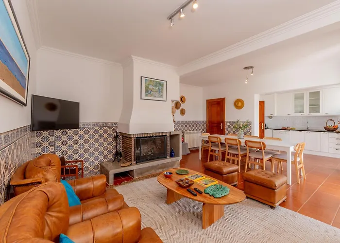 Moradia Sao Joao-spacious Beachfront Villa
