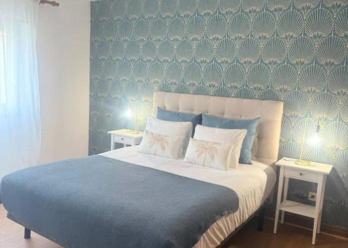 Moradia Sao Joao-spacious Beachfront Villa